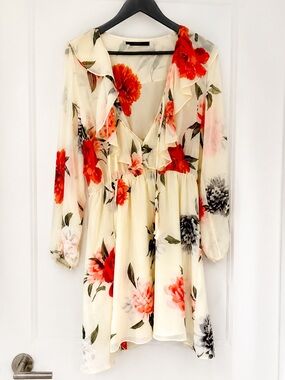 Feminine pretty floral long sleeve dress